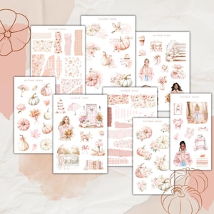 Könnte beinhalten: Eine Sammlung von Stickerbögen mit Herbstthema. Die Bögen zeigen Aquarellillustrationen von Kürbissen, Blumen und anderen herbstbezogenen Elementen in Rosa, Pfirsich und Weiß. Einige Bögen enthalten dekoratives Klebeband und gemusterte Designs.