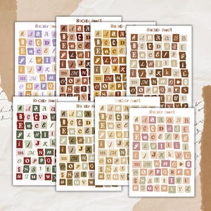 Könnte beinhalten: Eine Sammlung von sieben Aufkleberbögen mit einzelnen Buchstaben des Alphabets, die auf kleine Papierquadrate mit abgerissenen Kanten gedruckt sind. Jeder Bogen zeigt eine einzigartige Farbpalette, darunter Braun-, Grün-, Rosa- und Violetttöne.