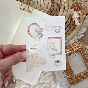 Könnte beinhalten: Eine Sticker-Tabelle mit Vintage-Ästhetik mit Illustrationen einer Kaffeetasse, einer Frauenbüste und einer Brille. Die Tabelle enthält auch handschriftlichen Text und einen dekorativen Rahmen.