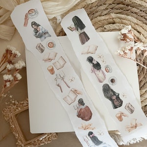 Könnte beinhalten: Zwei Rollen dekoratives Washi-Tape mit Illustrationen von Frauen, die Bücher lesen und Kaffee trinken. Das Band ist auf weißem Hintergrund mit einem abgerissenen, abgenutzten Rand gedruckt.