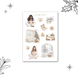 Könnte beinhalten: Eine Sticker-Tafel mit Illustrationen einer Frau, die ein Buch liest, einem gemütlichen Wohnzimmer, einer Tasse Kaffee, einem Fenster mit Schnee und anderen winterlichen Elementen. Die Sticker-Tafel ist weiß mit einem schwarzen Rand.