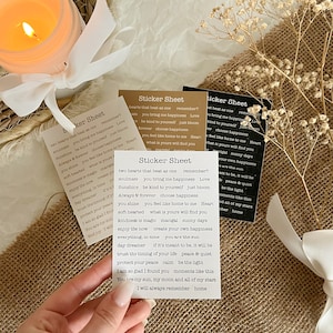 Könnte beinhalten: Ein Satz von vier Aufkleberbögen mit inspirierenden Zitaten und Sätzen. Die Aufkleberbögen sind auf weißem Papier mit schwarzem Text gedruckt. Die Zitate beinhalten "Zwei Herzen, die im Gleichklang schlagen", "Seelenverwandte, du bringst mir Glück", "Sonnenschein, sei nett zu dir selbst" und "Immer und ewig wähle Glück".