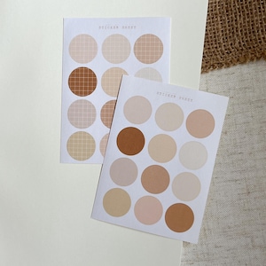 Könnte beinhalten: Zwei Blätter mit Aufklebern mit verschiedenen neutralen Kreisen. Die Aufkleber sind in einem Raster angeordnet. Der Text "Sticker Sheet" ist oben auf jedem Blatt gedruckt.