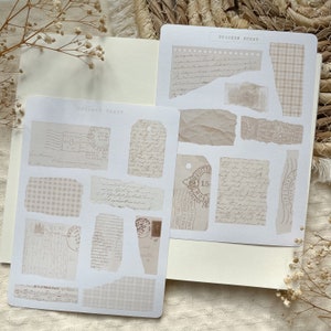 Könnte beinhalten: Eine Blatt mit Aufklebern im Vintage-Stil mit verschiedenen Designs, darunter handschriftliche Notizen, Gingham-Muster und Briefmarken. Die Aufkleber sind auf einem cremefarbenen Hintergrund gedruckt und haben einen abgenutzten, gealterten Look. "Sticker Sheet" ist oben auf jedem Blatt gedruckt.