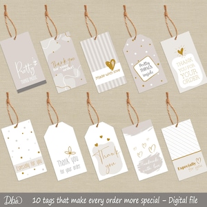 Peut inclure: Dix étiquettes cadeaux aux tons neutres de beige et blanc, ornées d'accents dorés et de ficelle. Les étiquettes affichent des messages tels que "Merci pour votre commande" et "Fait avec amour". Le texte "10 étiquettes qui rendent chaque commande plus spéciale" est également présent.