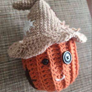 Crochet scarecrow pumpkin pattern, fall decor, Halloween decoration, beginner crochet amigurumi pattern