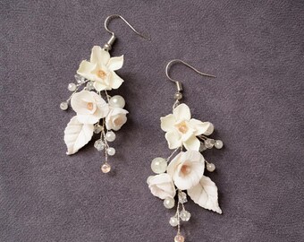 Boucles d'oreilles de mariée florales ivoire, bijoux de mariage en cristal de perle fait main