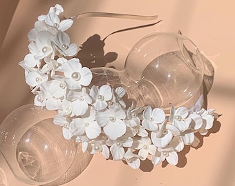 Diadema nupcial de flores de arcilla hecha a mano, tocado de boda de perlas de cristal, corona floral blanca, accesorio para el cabello de novia, diadema de novia bohemia
