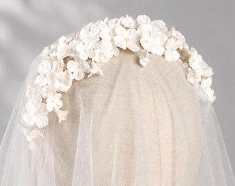 Bandeau floral blanc, bandeau avec fleurs fait main, accessoire de cheveux romantique, bandeau avec fleurs en argile, postiche de style mariée