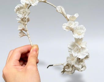 Bandeau de mariée bandeau de fleurs en argile blanche, accessoire de cheveux de mariage de perles, bandeau de cheveux de mariée romantique fait main, casque floral