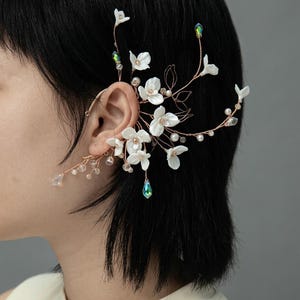 Handgemachte Ton Blume Ohrmanschette, Fee Blumen Ohr wickeln, Fimo botanische Ohrschmuck, keine Piercing Ohrringe, Natur inspiriert Geschenk