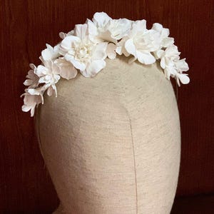 Wedding hair accessory,White Flower Headband,Bridal Flower Crown,Floral Bride Headpiece,Bridal head piece with clay flowers,