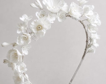Serre-tête fait main avec fleurs en argile blanche, accessoire pour cheveux de mariée en perles, couronne de fleurs élégante