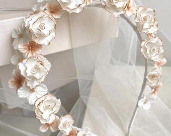 Coiffe de mariée faite main avec fleurs en argile, accessoire de cheveux de mariage floral en porcelaine, couronne romantique