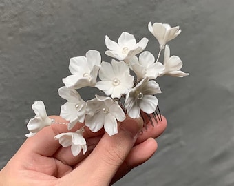 Peigne à cheveux de mariée en céramique avec perles et fleurs, accessoire de mariage floral fait main