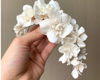 Serre-tête fait main avec fleurs en argile blanche - Accessoire pour cheveux de mariée bohème