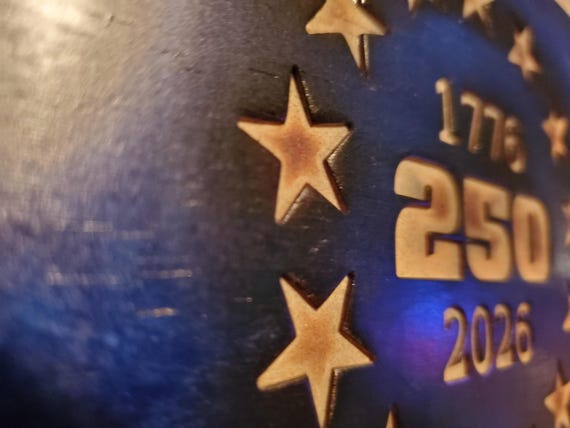 フランク・ロイド・ライト 激レア ヴィンテージ ステンドグラス アメリカの国旗 Betsy Ross Rustic USA 250th Wooden Flag Plaque | 250th Anniversary