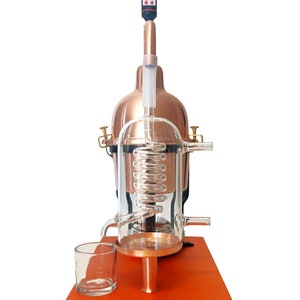 Destilliergerät aus Kupfer mit Schlangenkette aus böhmischen Glas. Fassungsvermögen 0,6 Liter