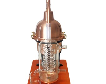 Destilador alambique de cobre con serpentina de cristal de Bohemia. Capacidad 0,6 litros