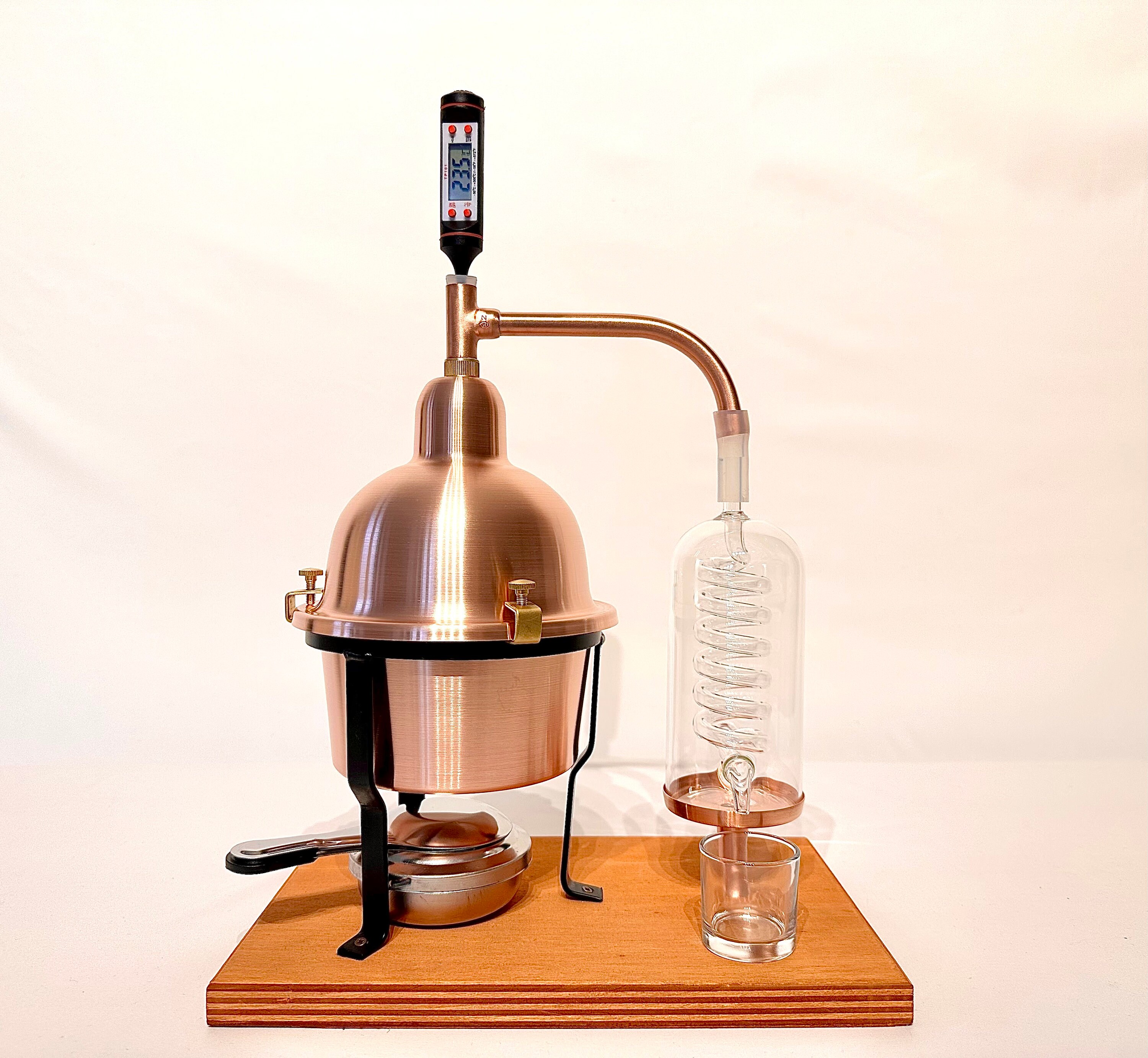 Distillatore di oli essenziali in rame con serpentina di condensazione in  vetro 1 litro -  Italia