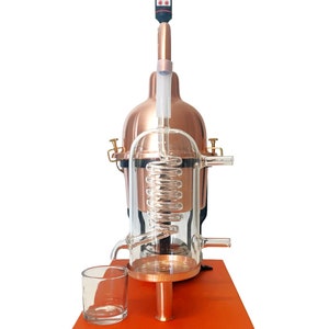 Destilliergerät aus Kupfer mit Schlangenkette aus böhmischen Glas. Fassungsvermögen 0,6 Liter