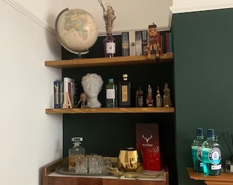 Rustykalna wisząca półka drewniana: lite drewno, ukryte wsporniki, głębokość 44 cm, odpowiednia do ścian z cegły