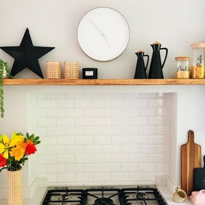 Rustikales, schwebendes Holzregal: Massivholz, versteckte Halterungen, Tiefe 15 cm, geeignet für Ziegelwände