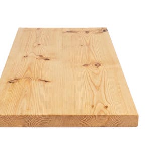 Può includere: Una tavola di legno rettangolare di colore marrone chiaro con venature naturali visibili. La superficie presenta diversi nodi marrone scuro di varie dimensioni sparsi sul legno, che mettono in risalto la consistenza organica.