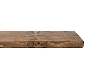 Könnte beinhalten: Ein rechteckiges Holzregal mit einer mittelbraunen Beize und einer sichtbaren natürlichen Holzmaserung. Die Oberfläche weist in der Mitte einen markanten Ast auf, mit glatten, geraden Kanten und einer flachen Oberseite, die die organische Textur betont.