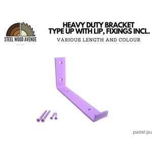 Pode incluir: Um suporte de metal resistente de cor lilás pastel com uma borda, incluindo parafusos. O suporte é projetado para montar prateleiras ou outros objetos em uma parede. O texto "HEAVY DUTY BRACKET TYPE UP WITH LIP, FIXINGS INCL. VARIOUS LENGTH AND COLOUR" é visível na imagem.