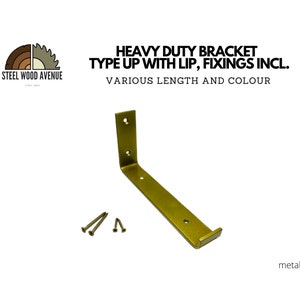 Pode incluir: Um suporte de metal dourado com uma borda, projetado para montar prateleiras ou outros objetos. Vem com parafusos para instalação. O suporte está etiquetado "Heavy Duty Bracket Type Up With Lip, Fixings Incl. Various Length And Colour".