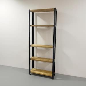 Könnte beinhalten: Ein hohes Bücherregal mit einem schwarzen Metallrahmen und fünf Regalböden aus Naturholz. Die Regalböden sind gleichmäßig angeordnet. Das Design ist minimalistisch und industriell, ideal für Wohnräume.
