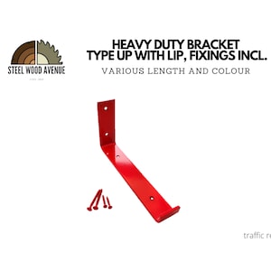 Op de afbeelding: Zware rode metalen beugel met een lip en meegeleverde bevestigingen. De beugel is ontworpen om planken of andere voorwerpen aan een muur te bevestigen.  "HEAVY DUTY BRACKET TYPE UP WITH LIP, FIXINGS INCL. VARIOUS LENGTH AND COLOUR" is afgedrukt op de afbeelding.