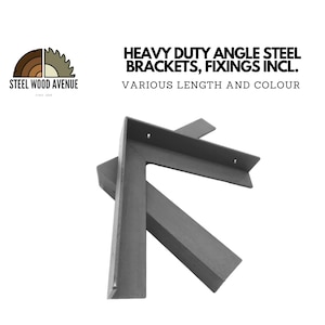 Pode incluir: Dois suportes de ângulo de aço de alta resistência, na cor cinza escuro, com furos pré-perfurados. Os suportes estão empilhados um em cima do outro. O texto "HEAVY DUTY ANGLE STEEL BRACKETS, FIXINGS INCL. VARIOUS LENGTH AND COLOUR" está acima dos suportes.