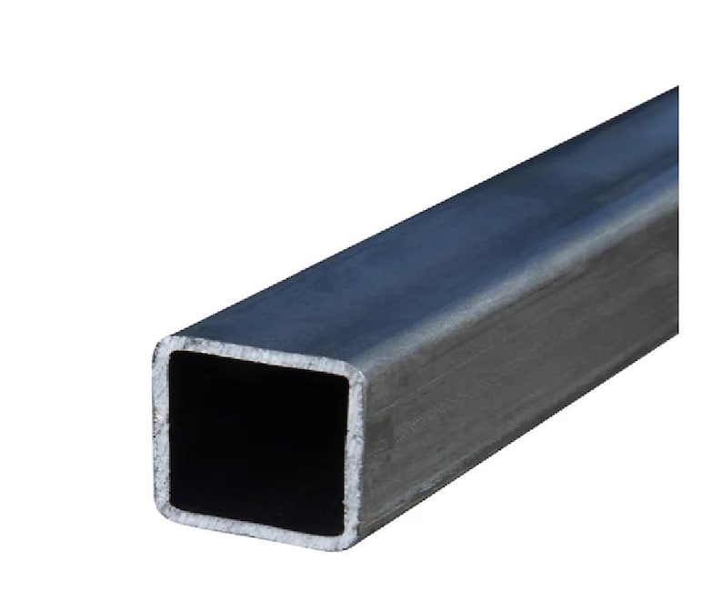 Pu&ograve; includere: Un tubo metallico quadrato, con una finitura argentata.