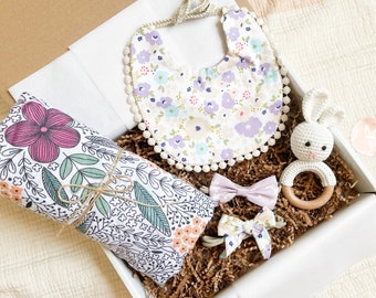 Coffret cadeau bébé fille, cadeau de Noël, prêt à expédier ensemble cadeau de baby shower, cadeau de bienvenue pour nouveau-né, anneau de dentition en bois de lapin au crochet, bavoirs réversibles