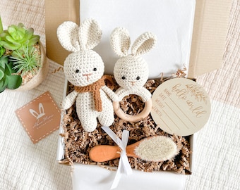 Coffret cadeau baby shower | Joli cadeau neutre pour bébé fille, garçon | Hochet lapin beige amigurumi au crochet | Cadeau de bienvenue, cadeau pour nouvelle maman