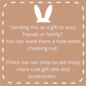 Peut inclure: Un fond brun clair avec une silhouette d'oreille de lapin blanche en haut. Le texte dit : "Envoyer ceci comme cadeau &agrave; vos amis ou &agrave; votre famille ? Vous pouvez leur laisser un mot lors du paiement ! D&eacute;couvrez notre boutique pour voir de nombreux autres ensembles cadeaux mignons et accessoires !"