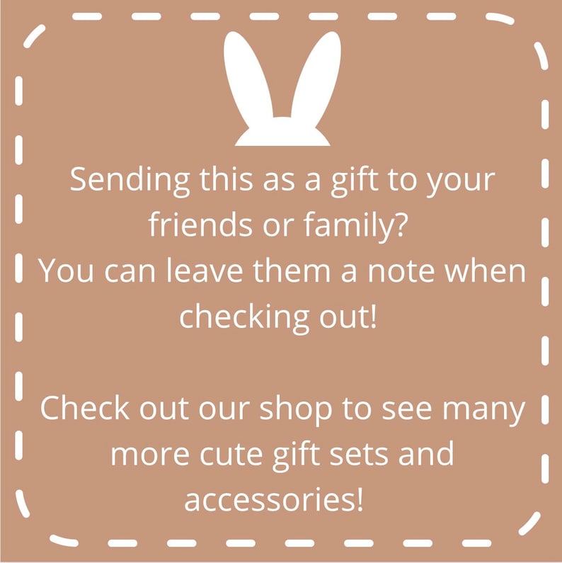 Peut inclure: Un fond brun clair avec une silhouette d'oreille de lapin blanche en haut. Le texte dit : "Envoyer ceci comme cadeau &agrave; vos amis ou &agrave; votre famille ? Vous pouvez leur laisser un mot lors du paiement ! D&eacute;couvrez notre boutique pour voir de nombreux autres ensembles cadeaux mignons et accessoires !"