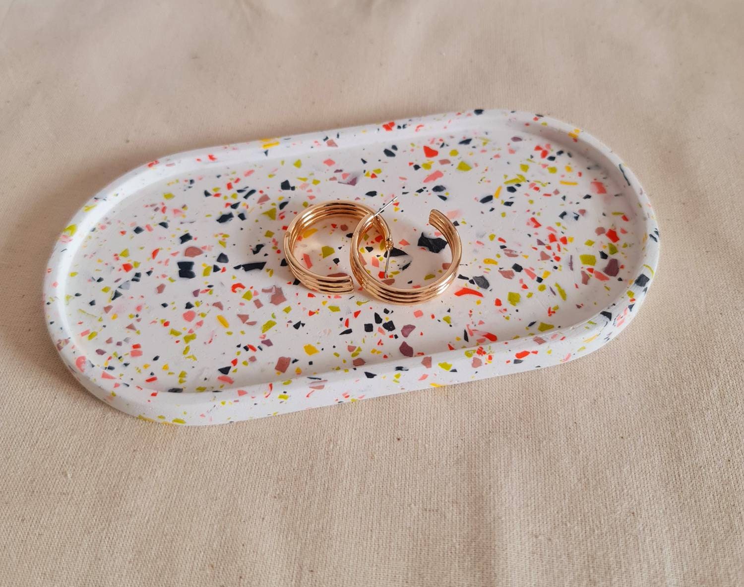 Plat de Bibelot Décoratif en Terrazzo // Plateau Ovale, Articles Ménagers Jesmonite, Plat Boucles d'