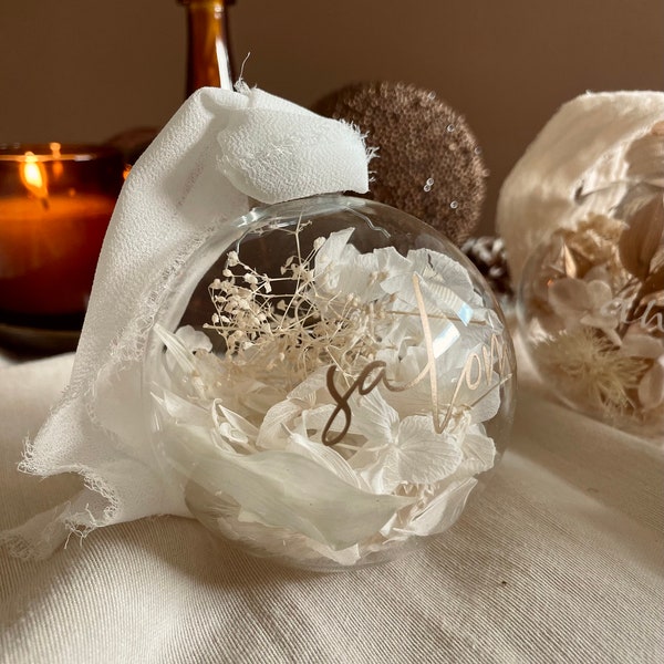La Boule de Noël - Fleurs séchées, neige - Décoration sapin de Noël - Boule de Noël personnalisée