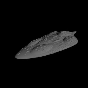 Op de afbeelding: Een grijs, gedetailleerd model van een ruimteschip met een lange, smalle en licht gebogen vorm. Het model heeft een getextureerd oppervlak met talrijke kleine, ronde uitsteeksels.