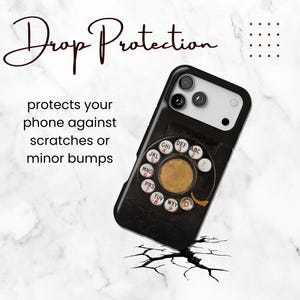 Pu&ograve; includere: Custodia per telefono nera con design a disco rotante. La custodia riporta le parole "Drop Protection" e "protegge il tuo telefono da graffi o piccoli urti".