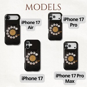 Pu&ograve; includere: Custodie per telefono nere con un design a disco rotante sono in mostra. Le custodie sono per i modelli iPhone 17 Air, iPhone 17, iPhone 17 Pro e iPhone 17 Pro Max. La parola "MODELLI" &egrave; in alto.