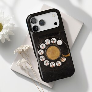 Pu&ograve; includere: Custodia per telefono nera con design a disco rotante. La custodia ha una cornice nera con una sezione fotocamera bianca. Il quadrante ha numeri e lettere bianche, con un centro dorato. Un accessorio per telefono unico.