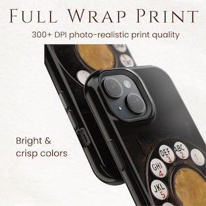 Pu&ograve; includere: Custodia per telefono nera con un design a quadrante rotante vintage. La custodia presenta una stampa avvolgente con colori vivaci e nitidi. Il testo "FULL WRAP PRINT" e "300+ DPI photo-realistic print quality" sono visibili.