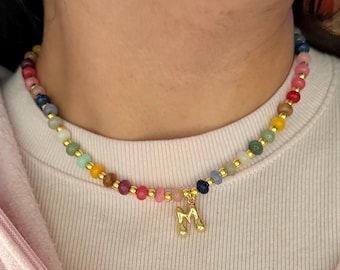 Collar con inicial de cuentas arcoíris chapado en oro de 14k
