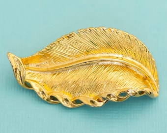 Vintage Art Nouveau Gold Tone Leaf Brooch by Gerry's, E26
