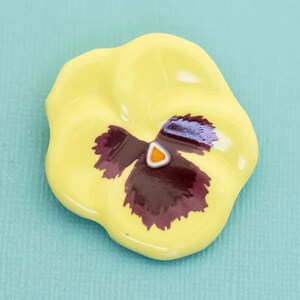 Vintage Keramik abstrakte florale ovale Brosche von Avon - E1
