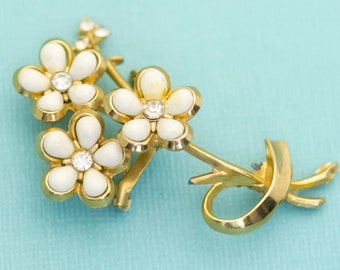 Vintage Gold Ton Jugendstil weiße Blumen Faux Perlen Blütenblätter Brosche von Coro - E30